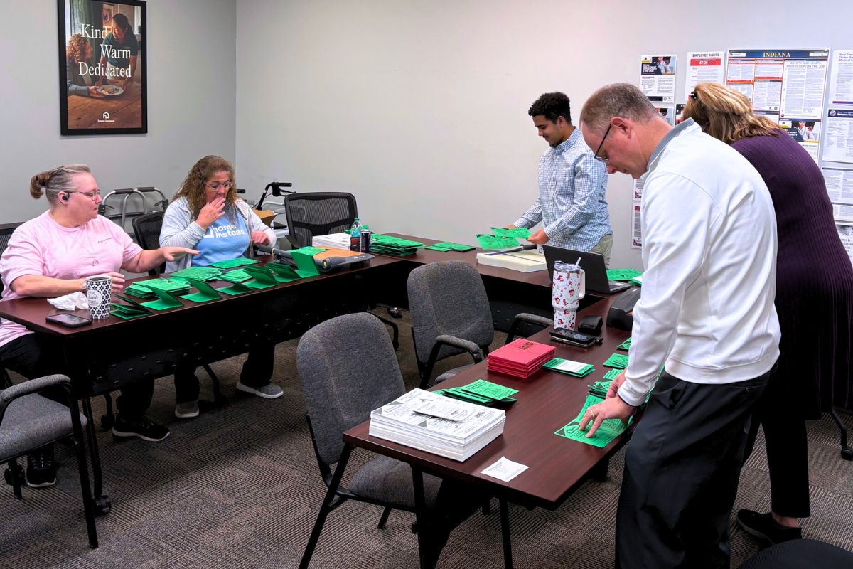 Home Instead and Students Deliver Holiday Joy in Lafayette, Indiana