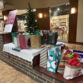 be a santa to a senior picture2