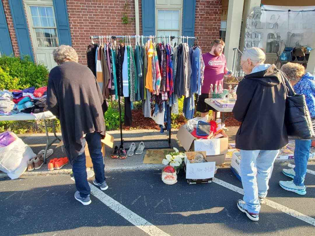 Photo of members of the Maryville community shopping the tables at the Trash to Treasure Sale and BBQ Fundraiser for Alzheimer’s TN