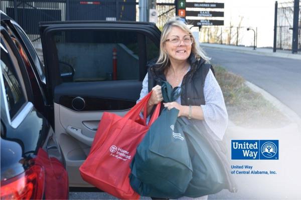 United Way Meals on Wheels Delivers Senior Gifts for Home Instead's Be a Santa to a Senior Program