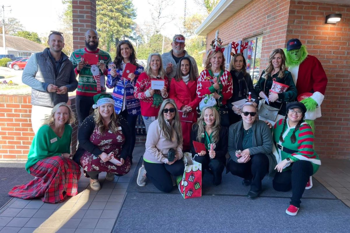 Home Instead Spreads Holiday Cheer With the Virginia Beach Task Force on Aging