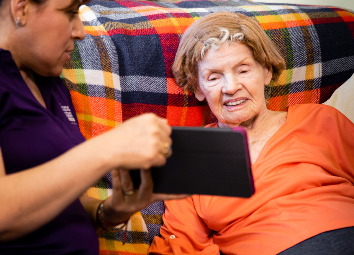 https://www.homeinstead.com/siteassets/franchise/_shared-media/home-care-technology-helps-seniors-stay-connected-with-family.jpg